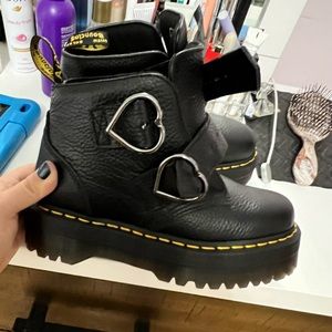 NEW DR MARTENS DEVON HEART LEATHER PLATFORM BOOTS.